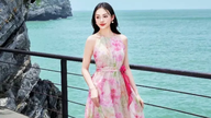 Pamerkan bahu terbuka Anda yang memikat dengan gaun maxi model halter-neck musim panas ini.