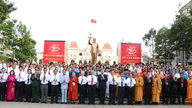 Partei- und Staatsführer sowie Beamte der Stadt Ho-Chi-Minh-Stadt legen Kränze zum Gedenken an Präsident Ho Chi Minh nieder.