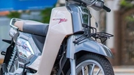 Denna 110cc-skoter, som är lika vacker som Thai Dream och har ett pris på 19,9 miljoner VND i Vietnam, har retrodesign, moderna funktioner och förvånansvärt bränsleeffektiv prestanda.