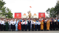 ผู้นำพรรค รัฐบาล และนครโฮจิมินห์ วางพวงมาลาเพื่อรำลึกถึงประธานาธิบดีโฮจิมินห์