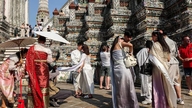 Thailandske aviser kritiserer internationale turister for at 'ødelægge' Bangkok.