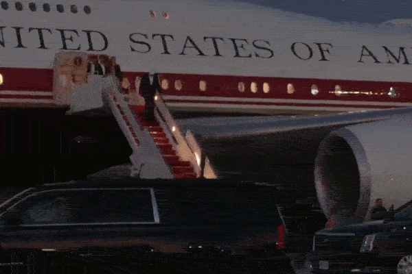 Trump overøste med ros for det nye privatflyet som Qatar ga i gave.