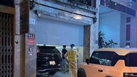 Pihak berwenang sedang mencari sebuah mobil yang melarikan diri dari lokasi kejadian setelah tabrakan yang melukai dua orang di lingkungan Cam Duong.