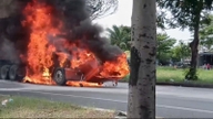 Sebuah truk kontainer terbakar di Jalan Nguyen Van Linh.