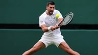 Djokovic driller boldpigen ved Wimbledon 2026.