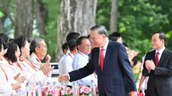 حضر الأمين العام والرئيس تو لام الحفل الذي أقيم بمناسبة الذكرى الخمسين لتكريم المدينة باسم الرئيس هو تشي منه.