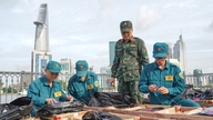 Zbliżenie na pokaz sztucznych ogni w sercu Ho Chi Minh City, który miał się odbyć wieczorem 2 lipca.