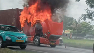 [Klip] Bahagian hadapan sebuah trak kontena terbakar di jalan gerbang barat Bandar Raya Ho Chi Minh.