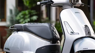 Skuter Honda o pojemności 160 cm3, wyceniony na 55 milionów VND, jest bardziej stylowy i luksusowy niż model SH Mode, wyposażony jest w systemy ABS i TCS podobnie jak SH 160i i jest rzadkością w tej cenie.