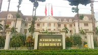 Beratus-ratus pejabat kosong di lokasi-lokasi utama.