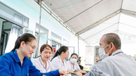 Da Nang: 4,500 disadvantaged people receive free medical check-ups from doctors who come to their homes.