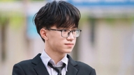 La meilleure élève de la province de Nghe An, qui avait auparavant échoué à l'examen d'entrée dans un lycée spécialisé, a obtenu un double prix de major de promotion.