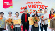 Vietjet ile uçan şanslı bir kadın yolcu, 999.9 saflıkta 1 tael altın hediye aldı.