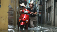 Hanoi dilanda banjir di banyak kawasan selepas hujan lebat; ribut petir dijangka berlaku petang ini.