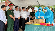 Vice Chairman of the Provincial People's Committee Nguyen Khac Hieu inspects the DNA sampling work on the remains of fallen soldiers in Te Lo commune.