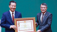 Vu Hong Van, secretaris van het partijcomité van Dong Nai, werd geëerd met de Militaire Verdienstorde van de Eerste Klasse.