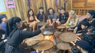 Celá vesnice „sdílí hrnec rýže a jednu peněženku“, což do této vesnice v Thai Nguyen láká zvědavé návštěvníky z Vietnamu i ze zahraničí.