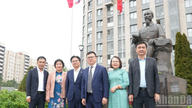 Delegasi dari Akhbar Nhan Dan meletakkan kalungan bunga di Monumen Presiden Ho Chi Minh di Saint Petersburg.