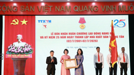 La editorial de la Agencia de Noticias de Vietnam celebra su 25 aniversario y recibe la Medalla al Trabajo de Tercera Clase.