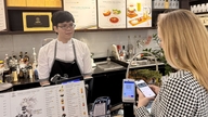 Singapurští turisté navštěvující Vietnam mohou snadno platit skenováním QR kódů.