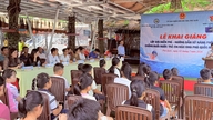 In Phu Quoc schrijven meer dan 160 kinderen zich in voor gratis zwemlessen.