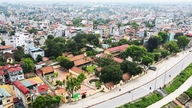 Efter den vellykkede reorganisering og fusion af landsbyer og boligområder, hvor mange hundrede deltidsansatte embedsmænd på kommuneniveau er blevet udnævnt som embedsmænd i Hanoi?