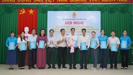Phu Khuong وارڈ اور Giao Long Commune کی ٹریڈ یونین کے قیام کے فیصلے کا اعلان۔