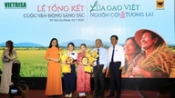 VIETRISA deler ut priser for den vietnamesiske risskrivekonkurransen.