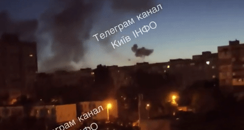 Ibu kota Ukraina diliputi kobaran api dan asap akibat serangan gencar Rusia.
