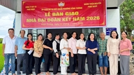 Menyerahkan rumah solidaritas kepada keluarga-keluarga yang berada dalam keadaan sangat sulit.