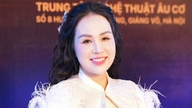 La cantante Nguyen Khanh Ly ofrece su primer concierto en directo tras 20 años de carrera musical.