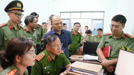 El viceministro Nguyen Van Long colabora con la policía provincial de Gia Lai en la prevención y el control de las drogas.