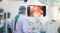 Специалисты проводят практические занятия и демонстрируют роботизированную лапароскопическую хирургию.