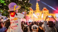 I fuochi d'artificio hanno illuminato il cielo sopra Ho Chi Minh City per celebrare il 50° anniversario dell'intitolazione della città al presidente Ho Chi Minh.