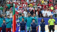 Miért dől Cristiano Ronaldo mindig az egyik oldalra, amikor a portugál himnuszt énekli?