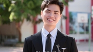 นักเรียนที่เรียนดีที่สุดสองคนจากห้อง A00 และ A01 มีความใฝ่ฝันร่วมกันที่จะช่วยเหลือสังคม