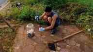 Chaque jour, le jeune homme prenait sa houe et sa pelle et sortait dans la rue pour faire quelque chose que personne n'attendait.