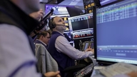Dow Jones når rekordhøye nivåer, Nasdaq under press fra halvlederaksjer.