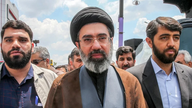 Sorgono interrogativi sull'aspetto del nuovo leader supremo iraniano alla vigilia dei funerali del defunto padre.