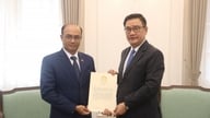 Myanmars ambassadör i Vietnam, Wai Linn, överlämnar en kopia av sitt kreditivbrev.