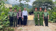 Les policiers locaux ont mis leur salaire en jeu pour apporter de l'eau potable au village, aidant ainsi les habitants à étancher leur soif.