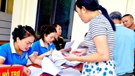 Ha Tinh : L'Union des femmes du quartier de Bac Hong Linh aide à collecter des échantillons d'ADN auprès des proches des soldats tombés au combat.
