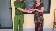 تلفن و پول را به شخصی که آنها را گم کرده است برگردانید.