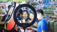 Platform e-commerce secara bersamaan memperketat prosedur identifikasi penjual.