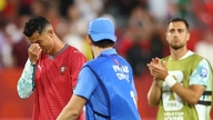 Ronaldo brister ut i gråt och gör en speciell gest efter Portugals seger.