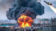Di televisi, sebuah pabrik Rusia dihantam oleh rudal Flamingo Ukraina.