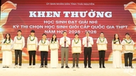 Thai Nguyen: Homenageando os alunos que obtiveram resultados excepcionais em exames e competições nacionais.