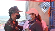 Eine Mutter in Venezuela dankte unter Tränen vietnamesischen Soldaten, nachdem sie ihre Tochter gefunden hatte.