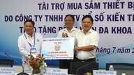 Kien Giang Lottery Company Limited har donerat 14 miljarder VND för att köpa medicinsk utrustning till sjukhuset.