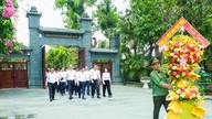 O Auditor Geral do Estado depositou coroas de flores e ofereceu incenso em memória do Presidente Ho Chi Minh e dos heróicos mártires em Nghe An.
